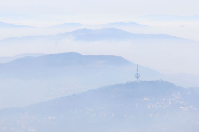 Sarajevo zahalené ve smogu