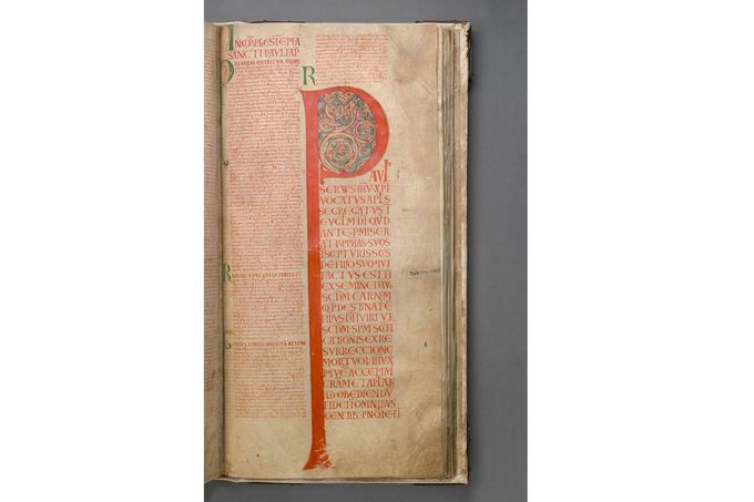 Stránka z Codexu Gigas s Pavlovými listy v latinské Vulgátě. Iluminovaná iniciála a karolinská minuskula zachycují středověké knižní umění.