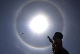 Když je slunce položeno výše na obloze, může být fenomén parhelia viditelný jako kruh obklopující sluneční kotouč. 
 Na snímku: Malé halo