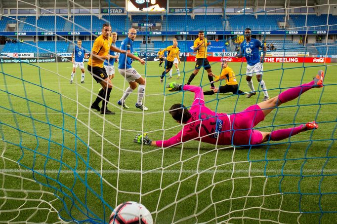 Julian Cuesta z Aris FC inkasuje v úvodním zápase 3. předkola fotbalové Evropské ligy na hřišti Molde FK.