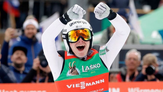 Domen Prevc oslavuje světový rekord v letech na lyžích.