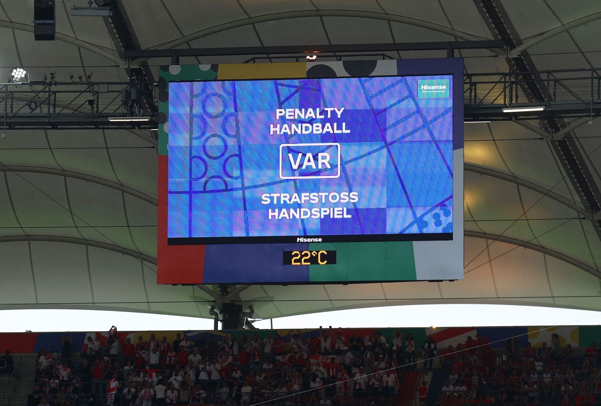 Rozhodnutí VAR o hře rukou před penaltou v závěru prvního poločasu v zápase Eura 2024 Gruzie - Česko