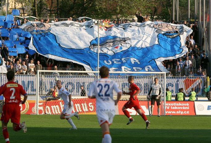 Oběma týmům šlo v utkání o třetí místo v tabule ligy, které znamená postup do evropských pohárů. Ostravští fanoušci to připomněli i touto choreografií.