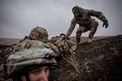 Ukrajina se vrací do nejhorších dnů. Rusové čekají na mráz, pak začne zápas o přežití