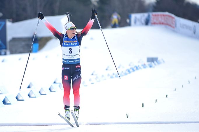 Tiril Eckhoffová v cíli závodu s hromadným startem v rámci SP v Novém Městě na Moravě