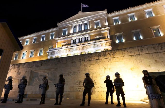 Policisté stojí před řeckým parlamentem.