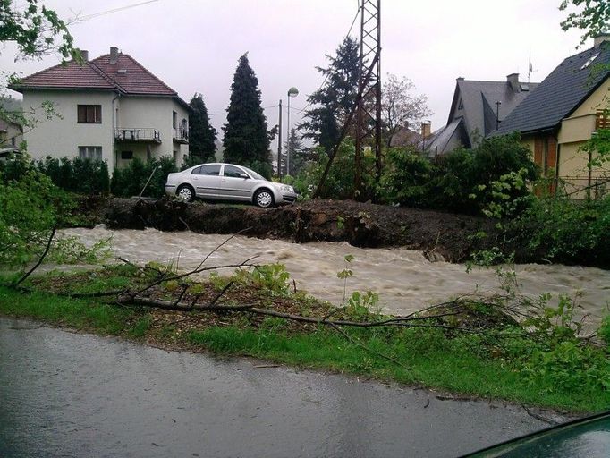 Rožnov pod Radhoštěm, pondělí 17. května 2010, ráno. Pasecký potok v noci podemlel cestu na ulici Polanského a voda se vylila taky v části u polikliniky. Uzavřená byla také cesta podél Bečvy směrem na Bučiska.