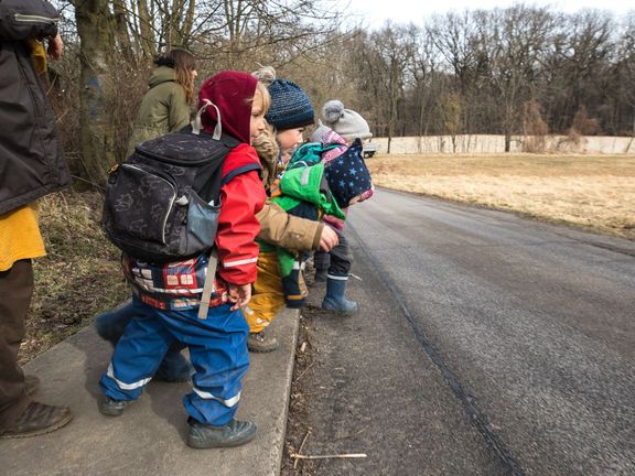 Děti vyráží na pravidelnou cestu do lesoparku.