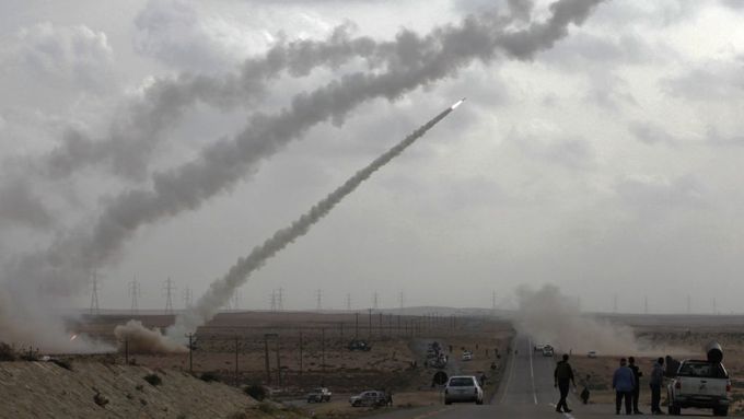 Rebelové odpalují raketu u města Adžedábíja.