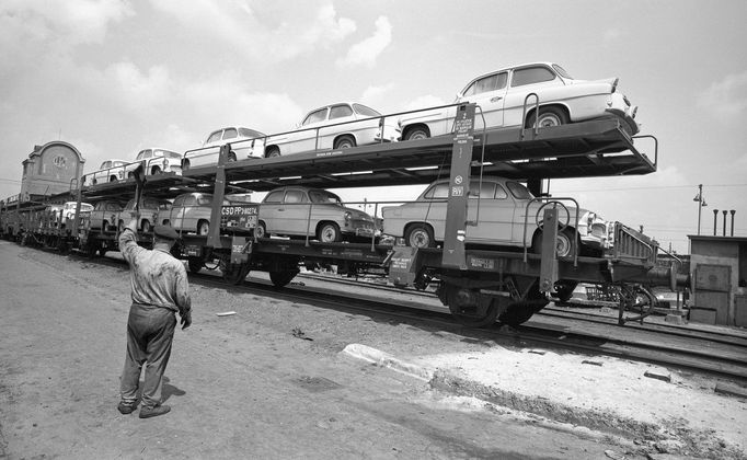 Fotografie z historie výrobního závodu Tatra Smíchov v Praze. Snímek z roku 1963.