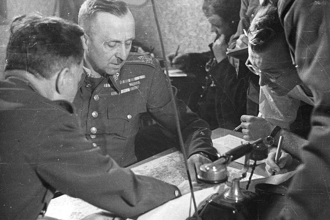 Velitelství Velké Prahy Bartoš. Vlevo pplk. gšt. František Bürger, uprostřed generál Karel Kutlvašr a vpravo npor. Nechanský.