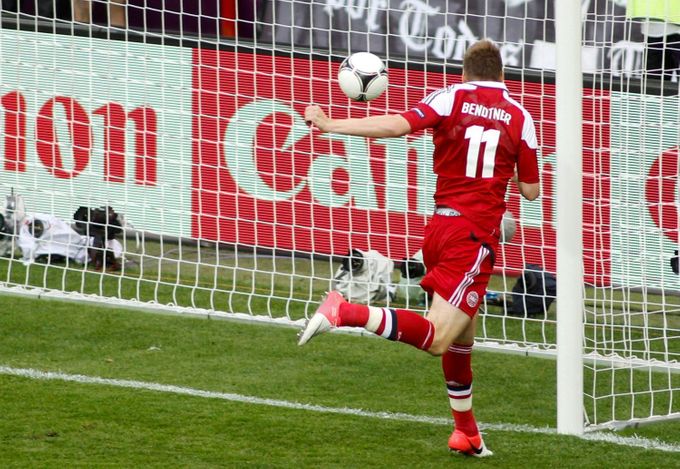 Nicklas Bendtner střílí první gól svého týmu během utkání Dánska s Portugalskem ve skupině B na Euru 2012.