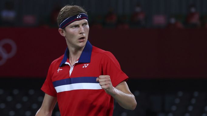 Viktor Axelsen během finálového utkání na OH 2020.