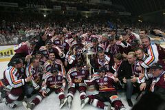 Maléry se kupily a trenér soptil: Teď jsme v prd... Pak vedl Spartu k zázračné otočce