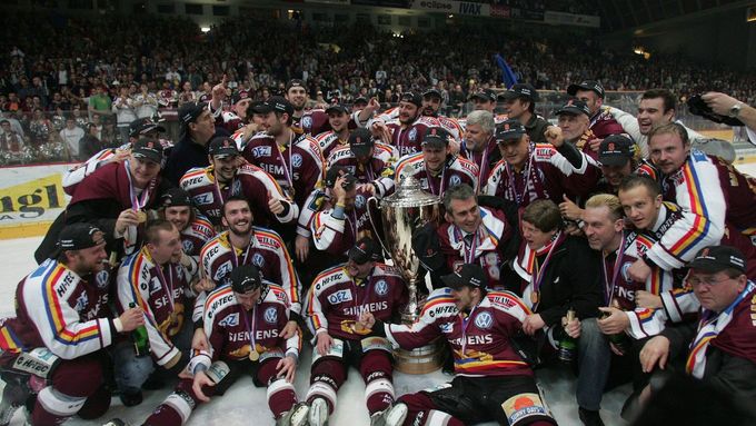 Hokejisté Sparty v roce 2006 slaví extraligový titul.