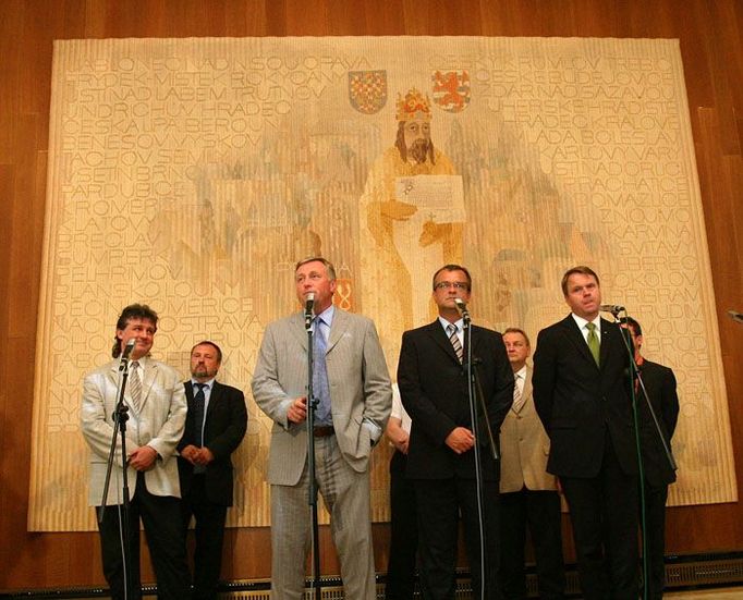 Lídři parlamentních stran na tiskové konferenci po jednání o vedení sněmovny. ČSSD uspořádala vlastní briefing.