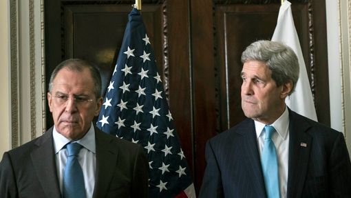 Sergej Lavrov a John Kerry, ministři zahraničí Ruska a USA, před schůzkou v Londýně. (14. března 2014)