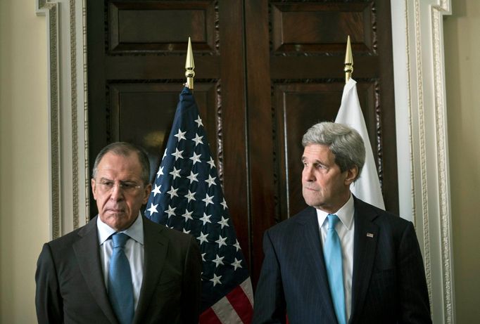 Sergej Lavrov a John Kerry, ministři zahraničí Ruska a USA, před schůzkou v Londýně. (14. března 2014)