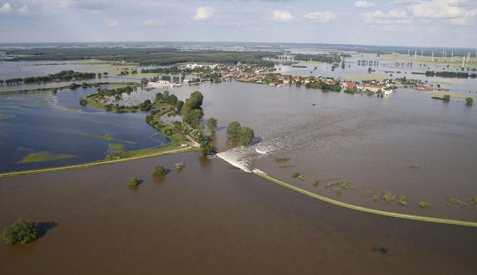 broken dam built to contain the swollen Elbe river during floods is pictured in front of the village of Fischbeck in the federal state of Saxony Anhalt, June 10, 2013. REUTERS/Tobias Schwarz (GERMANY - Tags: DISASTER ENVIRONMENT)