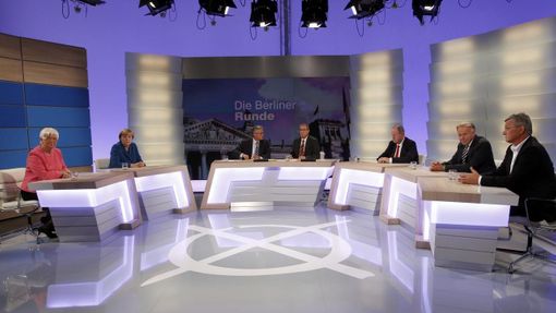 První povolební debata na sebe nenechala dlouho čekat. Gerda Hasselfeldtová (CSU), Angela Merkelová (CDU), moderátoři Peter Frey ze ZDF a Thomas Baumann z ARD, lídr SPD P