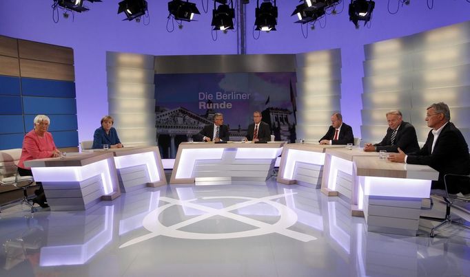 První povolební debata na sebe nenechala dlouho čekat. Gerda Hasselfeldtová (CSU), Angela Merkelová (CDU), moderátoři Peter Frey ze ZDF a Thomas Baumann z ARD, lídr SPD P