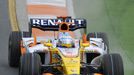 Fernando Alonso s Renaultem na trati Velké ceny Austrálie při druhém tréninku.