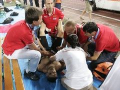 Zdravotníci na mítinku Zlaté ligy v Římě dávají první pomoc francouzskému dálkaři Salimu Sdirimu, kterého nešťastně trefil letící oštěp.