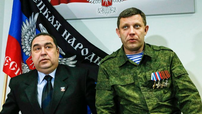 Igor Plotnickij (vlevo) a Alexandr Zacharčenko, vůdci samozvaných povstaleckých republik v Donbasu.