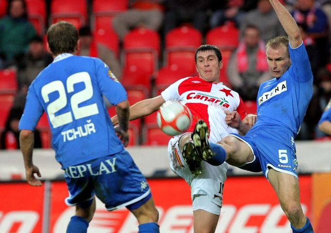 René Bolf (vpravo) brání Pavla Fořta před brankou Baníku.