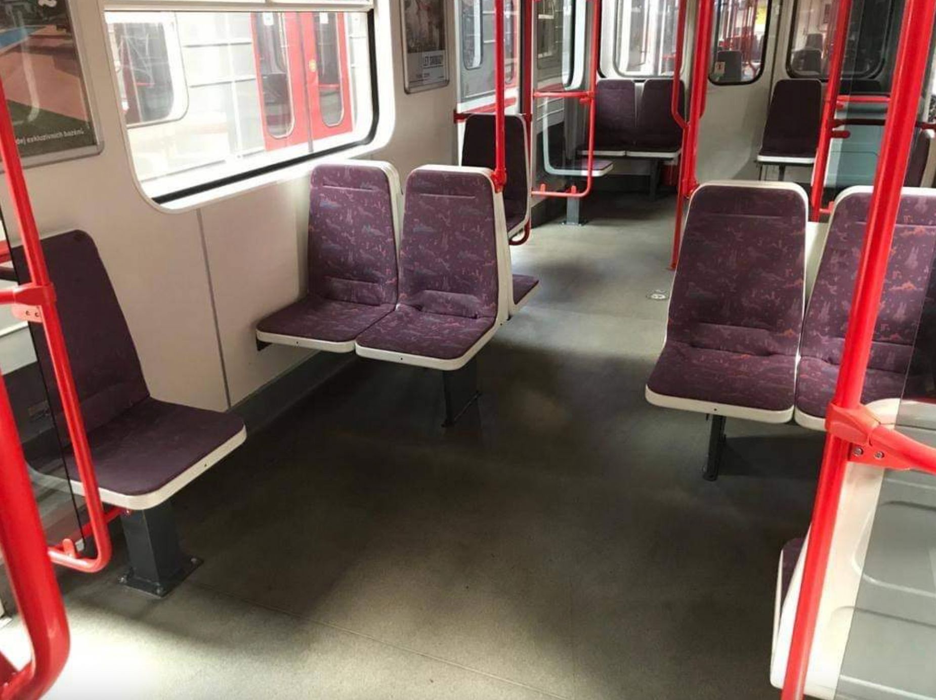 Metro-sedačka otočená o 90 stupňů