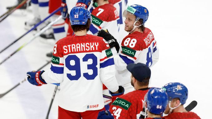 Čeští hokejisté po porážce s Kanadou.