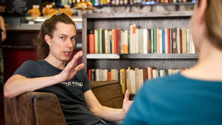 Lidi budoucnosti budou kyborgové, říká vědec, který učil Google mluvit správně česky