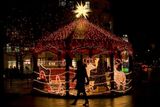 V Berlíně už postavili vánoční dekoraci na hlavní nákupní třídě. Skládá se ze 150 tisíci žárovek.