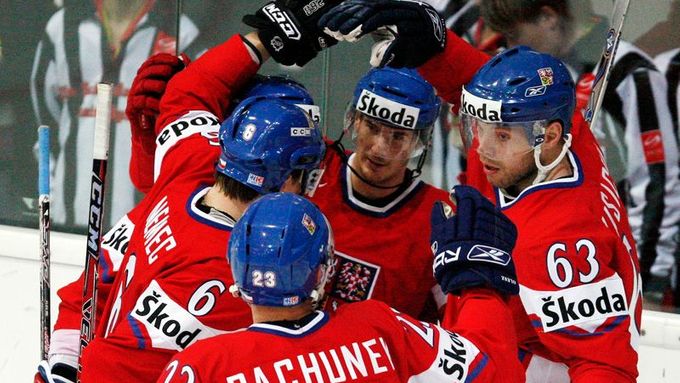 Hokejisté České republiky se radují z branky do sítě Norska