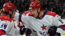 Hokejisté CSKA Moskva Igor Grigorenko (vlevo) a Igor Radulov slaví gól v utkání KHL 2012/13 proti Lvu Praha.