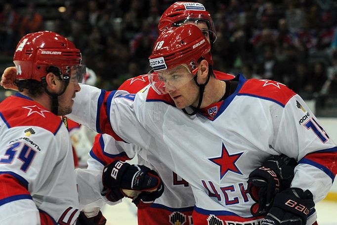 Hokejisté CSKA Moskva Igor Grigorenko (vlevo) a Igor Radulov slaví gól v utkání KHL 2012/13 proti Lvu Praha.