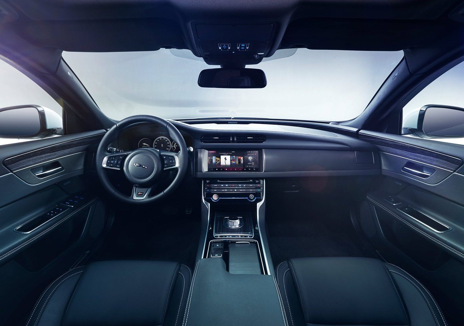 Jaguar XF 2015 - interiér