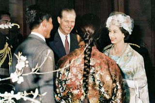 Šerpa Tenzing Norgay (vlevo) během setkání s britskou královnou Alžbětou II. v sídle indického prezidenta v Dillí, rok 1961. Kolorovaná fotografie