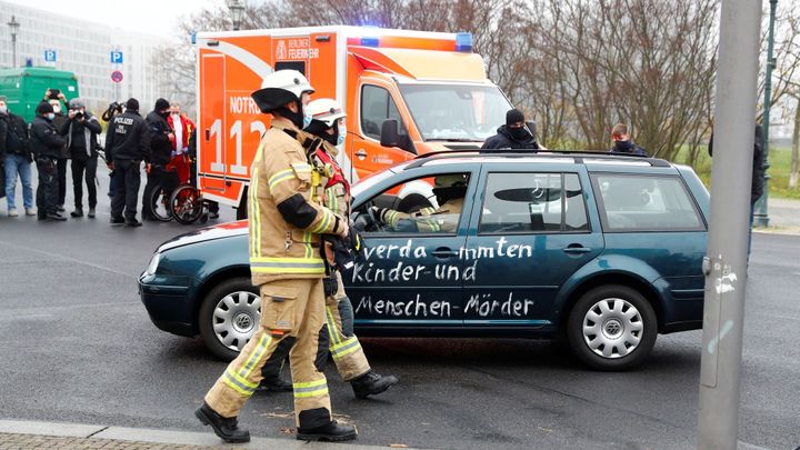 Do plotu sídla Merkelové narazilo zřejmě úmyslně auto. Policie řidiče zadržela