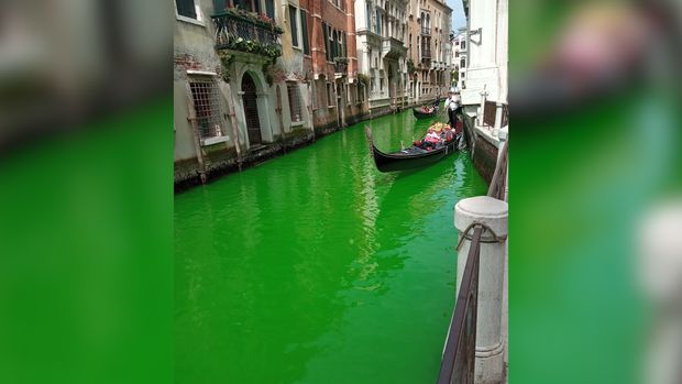 Záhada v Benátkách. Úřady vyšetřují podivně zářící barvu vody