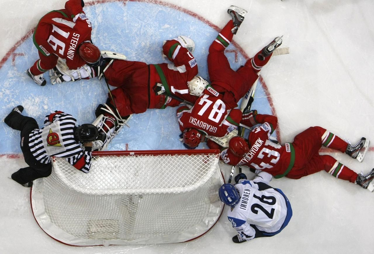 MS v hokeji 2012: Finsko - Bělorusko (souboj v brankovišti)