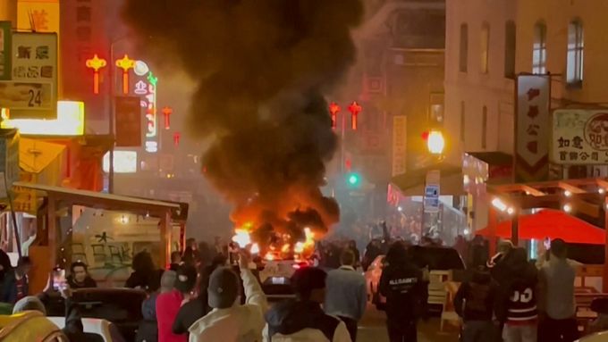 Vandalové zapálili autonomní vozidlo Waymo v San Franciscu