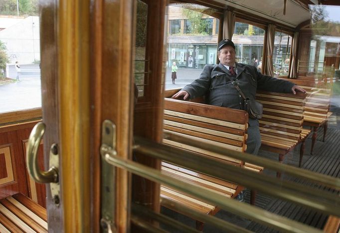 Průvodčí historické tramvaje čeká na cestující vyhlídkové jízdy.