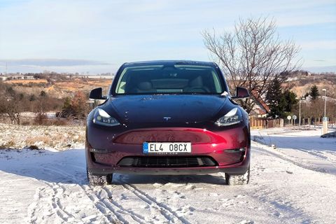 Tesla Model Y 7 sedadel