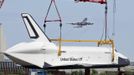 Space Shuttle Enterprise waits to be craned onto a barge at John F. Kennedy International Airport's harbor, for a four-day journey to the Intrepid Sea, Air & Space Museum in New York June 2, 2012. REUTERS/Eduardo Munoz (UNITED STATES - Tags: TRANSPORT SCIENCE TECHNOLOGY) Published: Čer. 2, 2012, 9:24 odp.