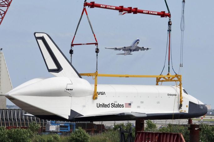 Space Shuttle Enterprise waits to be craned onto a barge at John F. Kennedy International Airport's harbor, for a four-day journey to the Intrepid Sea, Air & Space Museum in New York June 2, 2012. REUTERS/Eduardo Munoz (UNITED STATES - Tags: TRANSPORT SCIENCE TECHNOLOGY) Published: Čer. 2, 2012, 9:24 odp.