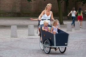 Jak vozit malé děti na kole: upravený nosič, tandem či nákladní vozítko