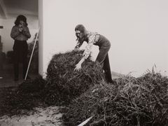 Zorka Ságlová při projektu Seno-sláma ve Špálově galerii, 1969.