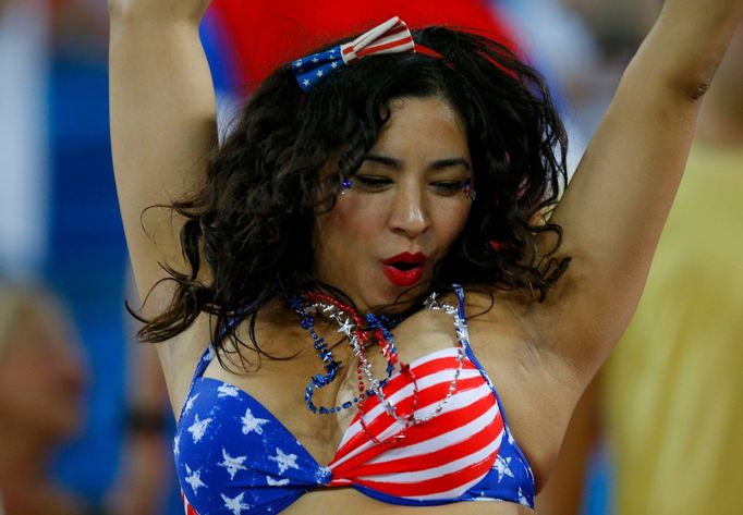 A U.S. fan dances before the 2014 World Cup Group G soccer match between Ghana and the U.S. at the Dunas arena in Natal June 16, 2014. REUTERS/Brian Snyder (BRAZIL - Tags