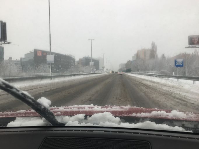 Takto vypadala v 10 hodin ráno pražská magistrála ve směru z centra na Brno.